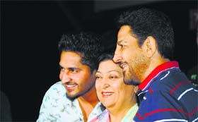 Gurdas Mann strikes a pose with his wife, Manjeet Mann, and Jassi Gill in Ludhiana