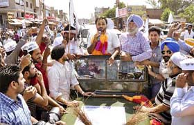 Bhagwant Mann and HS Phoolka near Narangwal village during the road show