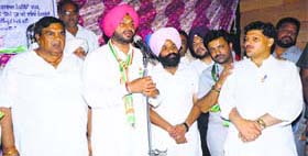 Congress candidate Ravneet Singh Bittu with supporters