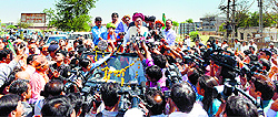 BJP leader LK Advani, surrounded by journalists, addresses a roadshow at Bavla town, 30 km from Ahmedabad