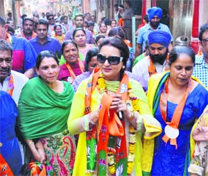 Actress Poonam Dhillon campaigns for BJP candidate Arun Jaitley in Amritsar on Thursday