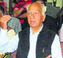 Shanta Kumar addresses mediapersons at Palampur.