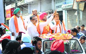 Actor-turned-politician Raj Babbar campaigns for Congress candidate Ravneet Singh Bittu in Ludhiana.