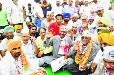 AAP leader Yogendra Yadav and party candidate Dr Dharamvir Gandhi (right) at an election rally in Patiala on Thursday.