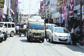 Vehicles parked haphazardly in Dhobi Bazar, leading to congestion in Bathinda
