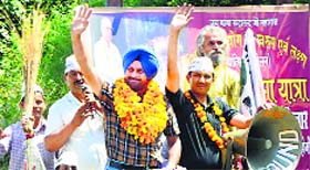 Lt Gen HS Panag and ex-commando Surinder Singh take part in a roadshow in Una on Saturday.