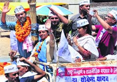 AAP leader Yogendra Yadav during a roadshow in Jalandhar as he campaigns for the Jalandhar candidate Jyoti Mann Akshara on Saturday. Tribune photo: Malkiat Singh