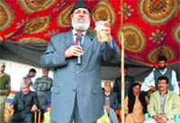 PDP leader Muzaffar Hussain Beigh addresses a poll rally at Seeray Warpoor in Baramulla district on Friday: Tribune Photo: Yawar Kabli 