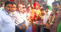 Congress candidate Ravneet Singh Bittu campaigns in Ludhiana. A Tribune photograph