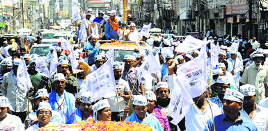 AAP leader Yogendra Yadav (with garlands) at a roadshow in support of party candidate Jyoti Mann Akshara in Jalandhar on Saturday.