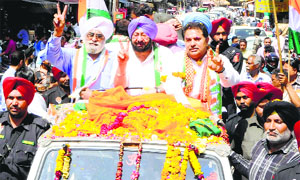 Capt Amarinder Singh, Dr Manmohan Singh's stepbrother Surjeet Singh Kohli (left) and MLA OP Soni (right) during a roadshow in Amritsar on Saturday.