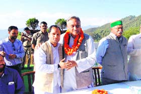 HOMECOMING: Former Chief Minister Vijay Bahuguna welcomes Megh Singh Kandari into the Congress in Mussoorie on Sunday