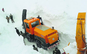 Jawans of Border Road Organisation busy clearing snow from the Zojila on the 434-km Srinagar-Leh highway.