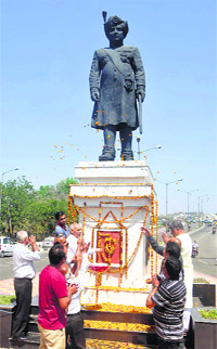 People pay tributes to Maharaja Hari Singh on his 54th death anniversary in Jammu on Saturday. 
