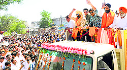 Bollywood star Sunny Deol (yellow turban) at SAD leader Sukhdev Dhindsas rally in Sunam