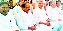 Rajasthan and Haryana Congress leaders share the dais with veteran parliamentarian Balram Jakhar (second from right) at CLP Leader Sunil Jakhars rally in Abohar