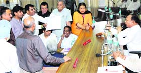 Deputy Mayor and BJP councillor Davesh Maudgil shows a copy of the MC Act to Mayor HC Kalyan asking him to regulate proceedings in the House properly after the issue of Baba Ramdev’s remarks cropped up during a meeting on Monday