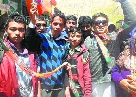 Members of the youth wing of the BJP during a door-to-door campaign in Kargil city on Monday
