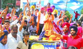 Independent candidate Simarjit Singh Bains with supporters in Ludhiana.
