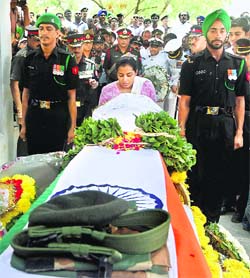 Indu Mukund pays respect to her husband Major Mukund Varadarajan, who was killed in an encounter with terrorists in the Shopian area of Jammu & Kashmir last week, during his cremation in Chennai on Monday.