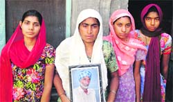 Sulochana Kumari, wife of late Darshan SIngh, with her daughters at Chottian village in Sangrur. tribune photo