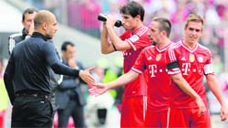 Bayerns head coach Pep Guardiola speaks with Franck Ribery (2nd right) during their Bundesliga match against Bremen on Saturday. Guardiola said Ribery played with anger against Bremen which Bayern will need in their Champions League semifinal against Real. AFP