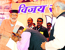 Mandi candidate Ram Swaroop Sharma seeks blessings of Narendra Modi