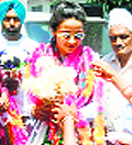 Gul Panag being welcomed by AAP supporters in Bilaspur on Tuesday