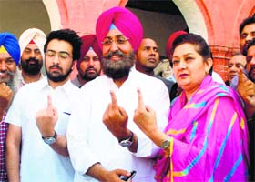 PPCC chief Partap Bajwa and his wife in Gurdaspur