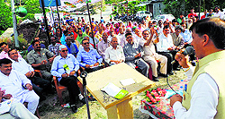 Rajinder Rana addresses an election meeting at Ukhali in Hamirpur on Thursday