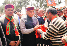 Former Chief Minister Prem Kumar Dhumal with BJP candidate Virender Kashyap