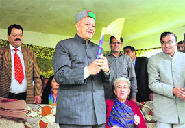 Chief Minister Virbhadra Singh with Congress candidate Mohan Lal Brakta