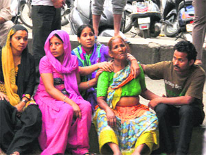 Members of Kirti Devis family grieve at the GMCH-32 in Chandigarh on Friday.