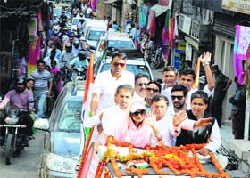 Rajyavardhan Rathore wishes people in Hamirpur on Friday