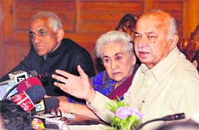 Union Home Minister Sushilkumar Shinde addresses mediapersons in Shimla on Friday