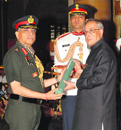 President Pranab Mukherjee confers the Param Vishisht Seva Medal on GOC-in-C of the Northern Command Lt Gen Sanjiv Chachra at Rashtrapati Bhawan in New Delhi on Friday