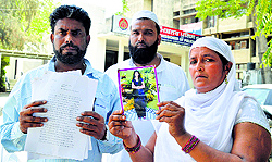 The victims parents show her photograph at the Police Commissioners office in Ludhiana