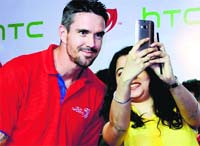 A fan takes her selfie along with Kevin Pietersen in New Delhi; (below) Pietersen tweeted a picture of Delhi Daredevils team at a Delhi station on Friday. Delhi take on Rajasthan on Saturday evening. PTI