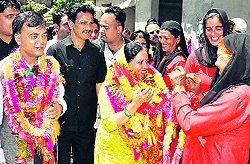 Congress candidate Pratibha Singh receives a warm welcome in Mandi