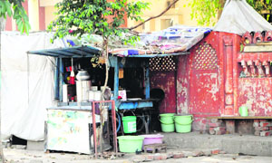 Makeshift shops and tea stalls outside Company Bagh in Amritsar.