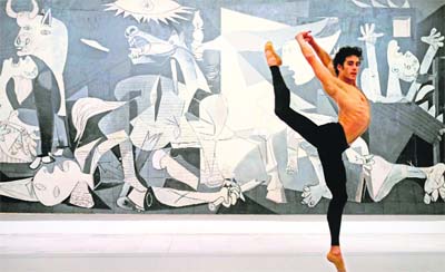 Spanish dancer Joshua Ullate performs during the general rehearsal of Quiebro in front of the painting Guernica by Pablo Picasso at the Reina Sofia Museum in Madrid.