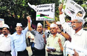 Aam Aadmi Party candidate Anoop Nautiyal campaigns at Clock Tower in Dehradun on Saturday.