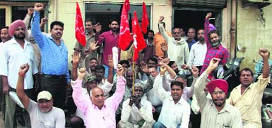 Labourers protest in front of Krishna Factory in Jalandhar on Saturday. Photo: Sarabjit Singh