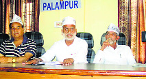 Dr Rajan Sushant addresses mediapersons at the Press Club in Palampur on Sunday.
