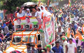 Amisha Patel participates in a roadshow in support of Congress candidate Saket Bahuguna from Tehri Garhwal in Dehradun on Monday.