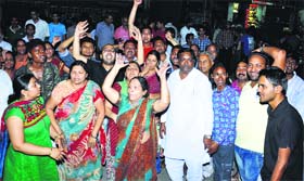 Kin of Davinder Kumar block the Kunjpura road (Karnal) on Sunday night.