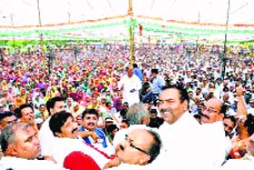 Industry Minister Mukesh Agnihotri and other Congress leaders at an election rally at Saloh village on Monday