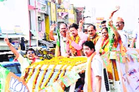 Anurag Thakur and Satpal Satti at a roadshow in Una on Monday