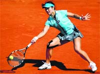 Li Na of China returns a forehand to Kirsten Flipkens of Belgium during their match at the Madrid Open on Monday. Reuters
