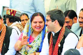 Congress candidate Anita Rana talks to HP Youth Congress chief Vikramaditya during an election rally